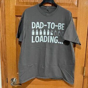 GILDAN Heavy Cotton Dad to Be Loading Baby Bottles Announcement Mens T-Shirt XL